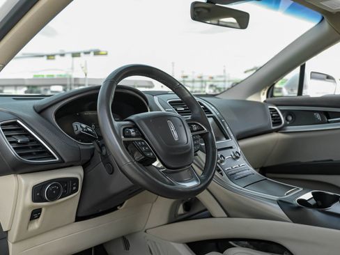 Used 2019 Lincoln Nautilus Reserve image 3
