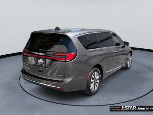 Used 2023 Chrysler Pacifica Limited FWD image 5