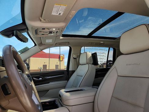 Used 2021 GMC Yukon XL Denali w/ Denali Premium Package image 12