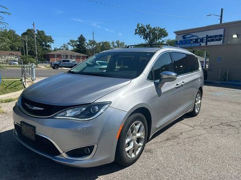 Used 2018 Chrysler Pacifica Limited FWD image 1