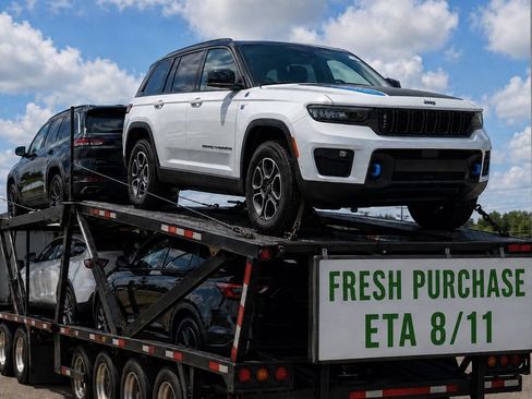Used 2022 Jeep Grand Cherokee Trailhawk w/ Advanced Protech Group II AWD/4WD image 1