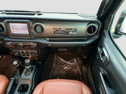 Used 2021 Jeep Gladiator Willys image 17