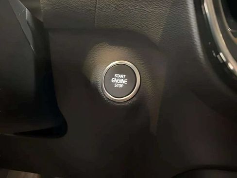 Used 2025 Volvo XC40 B5 Core AWD/4WD image 12