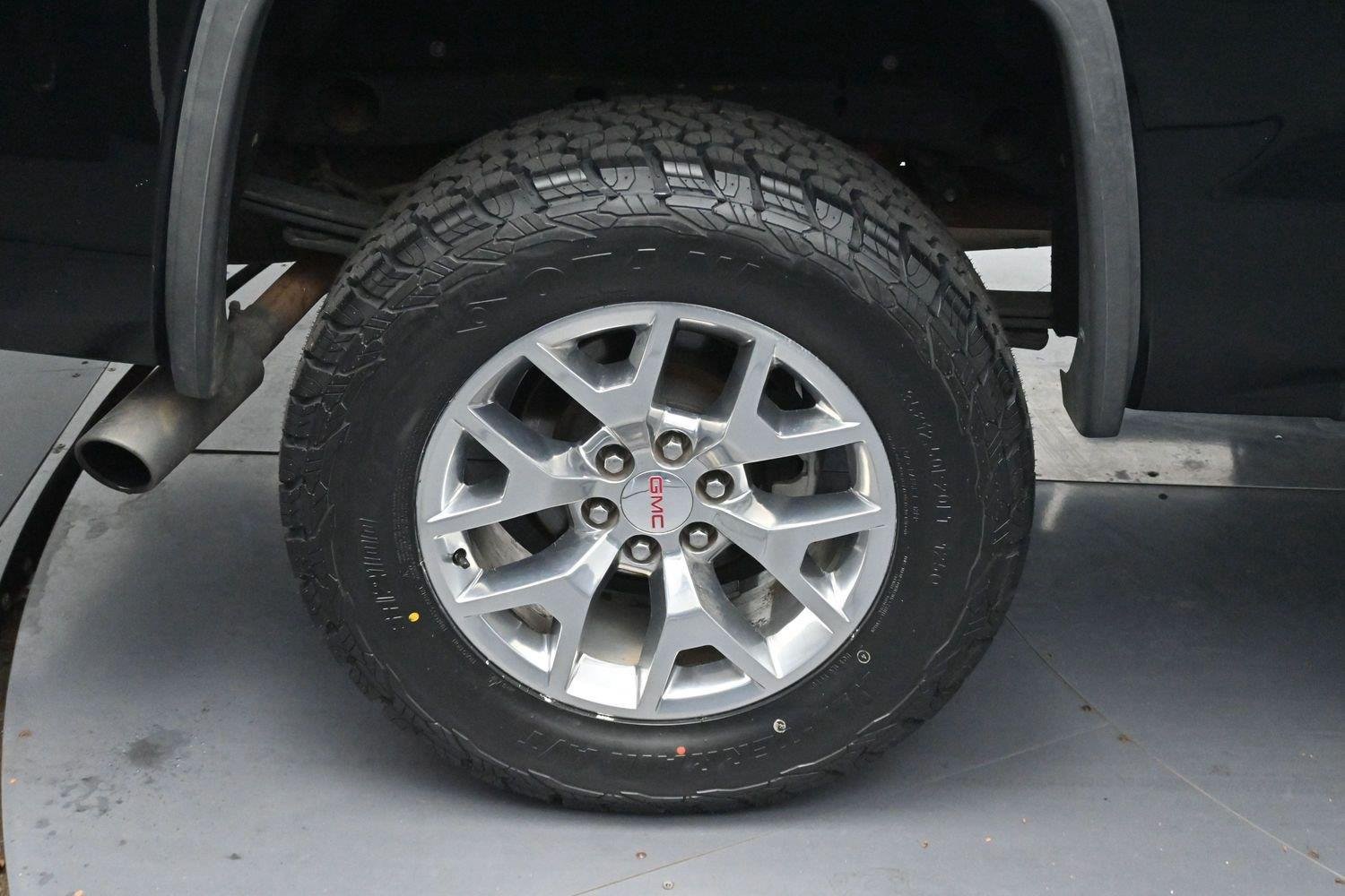 Used 2017 GMC Sierra 1500 SLT w/ Enhanced Driver Alert Package AWD/4WD image 33