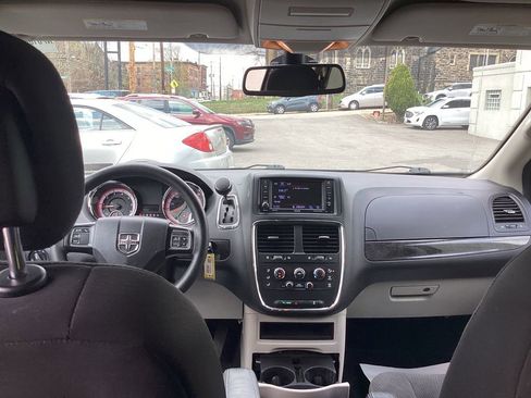 Used 2019 Dodge Grand Caravan SE w/ UConnect Hands-Free Group image 30