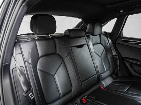 Certified 2025 Porsche Macan AWD/4WD image 6