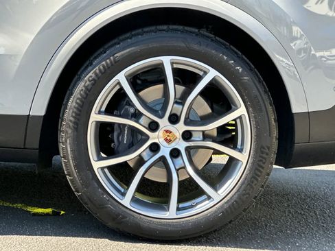 Certified 2025 Porsche Cayenne AWD/4WD image 31