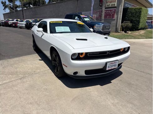 Used 2019 Dodge Challenger SXT RWD image 3