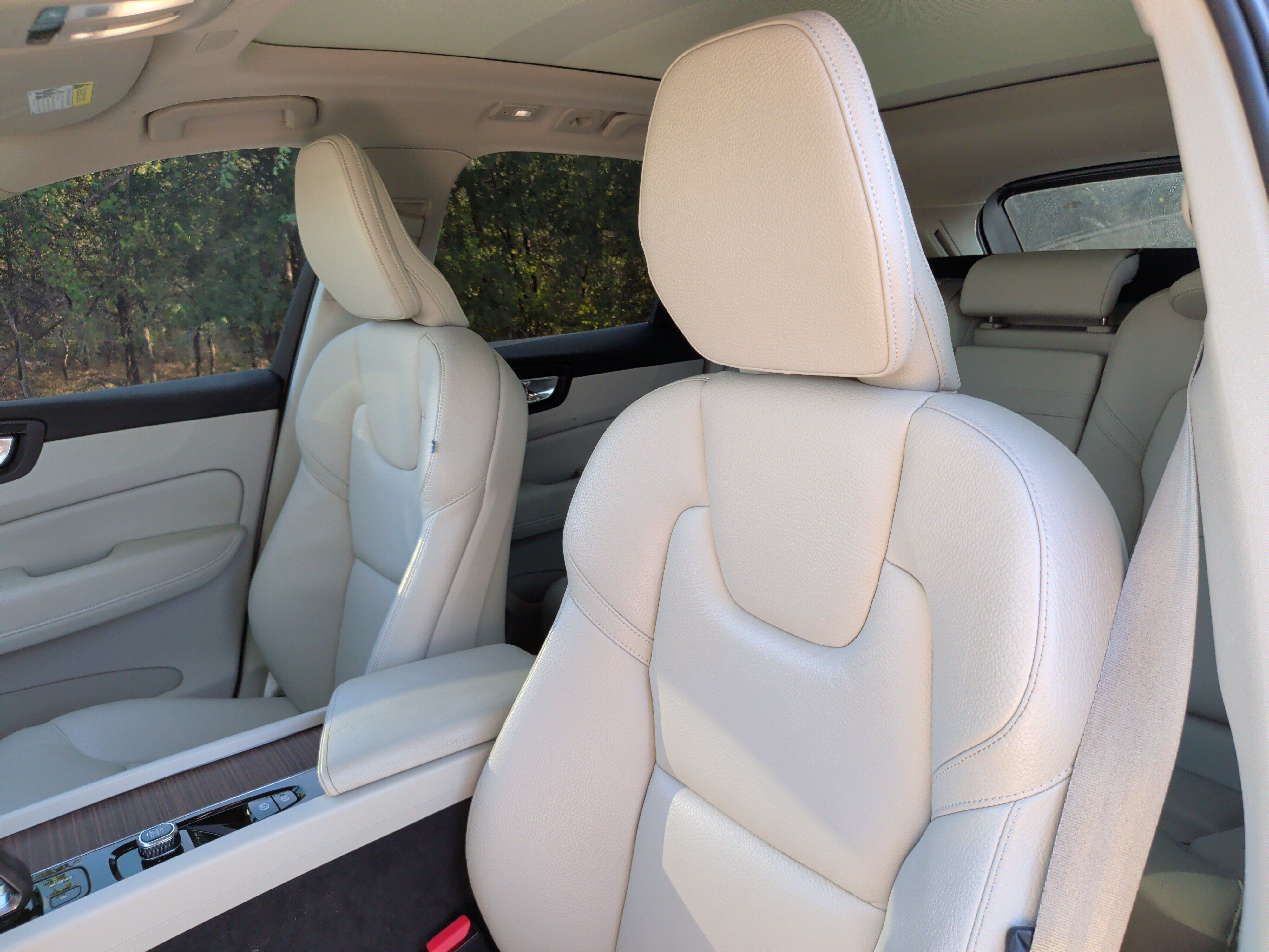 Used 2022 Volvo XC60 B5 Momentum w/ Advanced Package AWD/4WD image 23