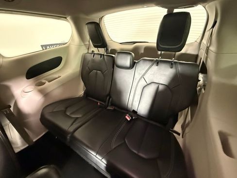 Used 2023 Chrysler Pacifica Touring-L FWD image 31