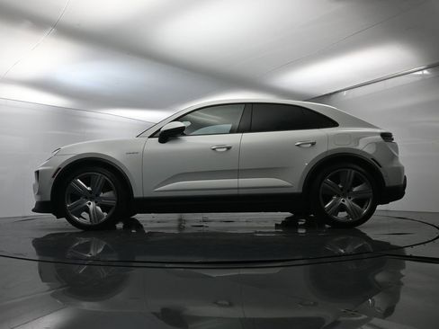 Certified 2025 Porsche Macan 4 Electric image 45