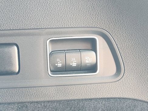 Used 2025 Mercedes-Benz GLS 450 4MATIC image 9