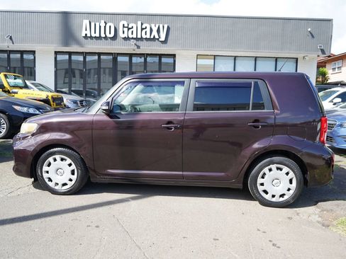 Used 2011 Scion xB FWD image 1
