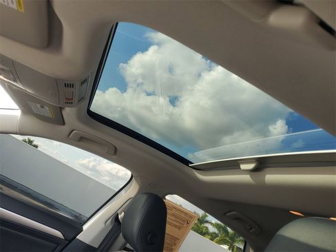 Used 2021 Volkswagen Jetta SE w/ SE Cold Weather Package image 17