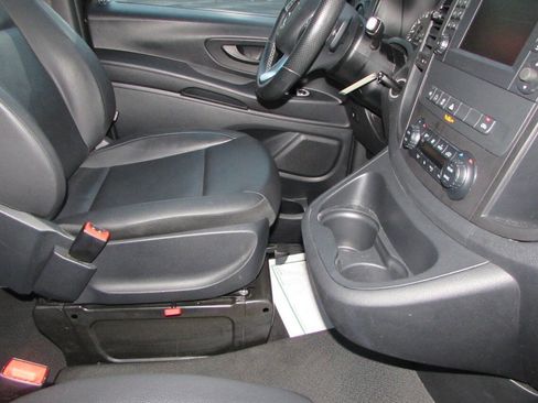 Used 2018 Mercedes-Benz Metris Passenger image 27
