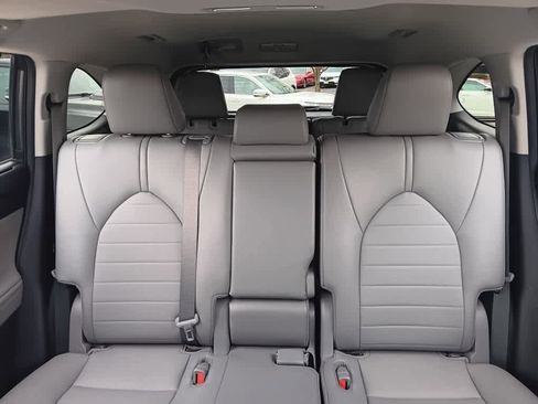 Used 2022 Toyota Highlander XLE image 15