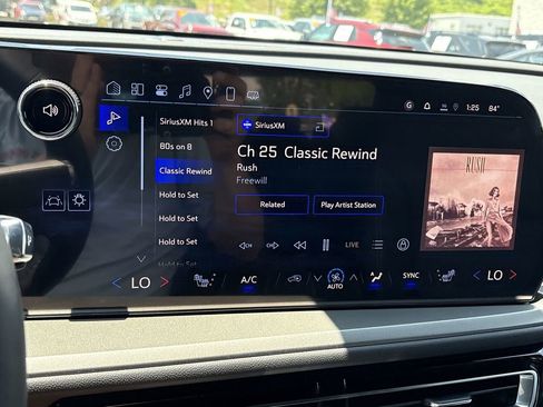 New 2025 Chevrolet Traverse LT image 14