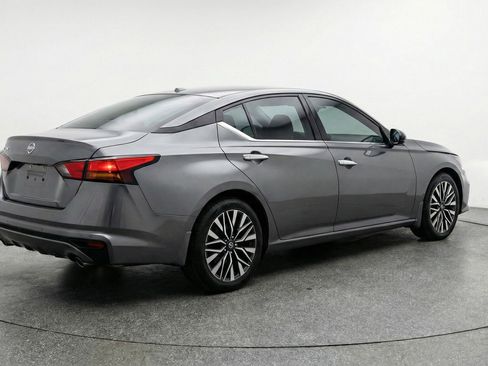 Used 2025 Nissan Altima 2.5 SV FWD image 9