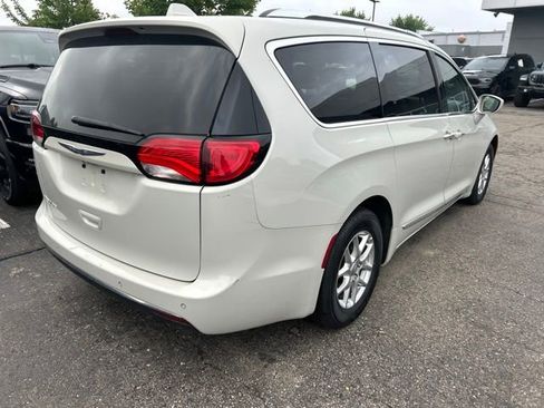 Used 2020 Chrysler Pacifica Touring-L FWD image 4