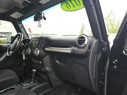 Used 2016 Jeep Wrangler Unlimited Rubicon w/ Connectivity Group AWD/4WD image 13