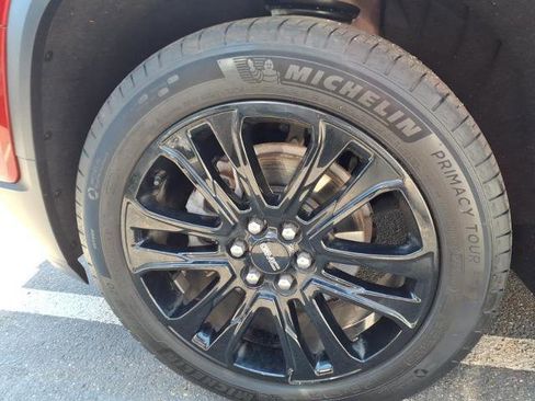 Used 2023 GMC Acadia SLT w/ Elevation Edition image 8