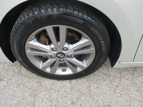 Used 2017 Hyundai Elantra SE FWD image 10