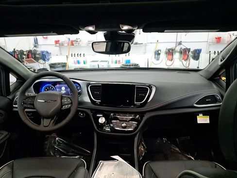 New 2026 Chrysler Pacifica Limited w/ S Appearance Package image 18