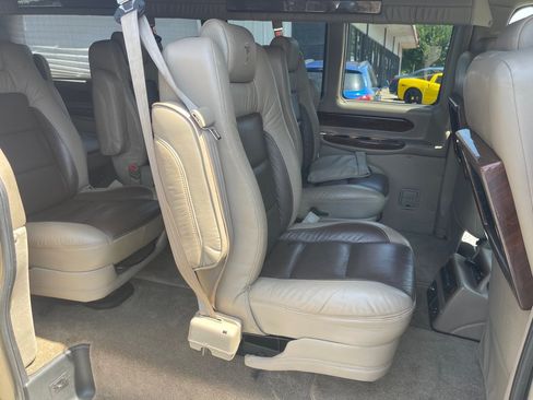 Used 2011 Chevrolet Express 2500 Extended RWD image 17