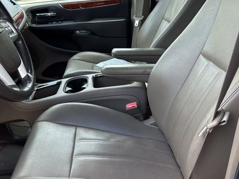 Used 2014 Chrysler Town & Country Touring-L w/ Driver Convenience Group FWD image 10