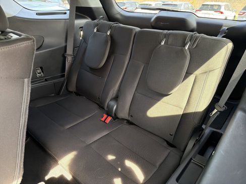 Used 2023 Ford Explorer XLT AWD/4WD image 25