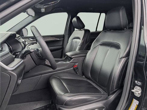 Used 2024 Jeep Grand Cherokee Limited w/ Black Appearance Package image 12