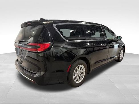 Used 2024 Chrysler Pacifica Touring-L FWD image 7