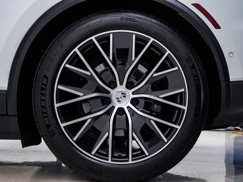 Certified 2025 Porsche Macan 4S Electric AWD/4WD image 13