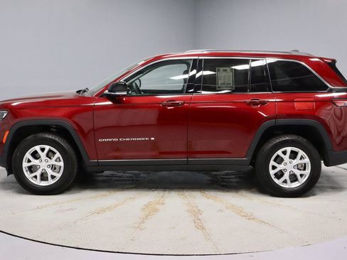 Used 2024 Jeep Grand Cherokee Limited w/ Luxury Tech Group II image 9