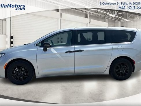 Used 2024 Chrysler Pacifica Touring-L FWD image 6