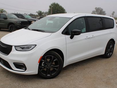 New 2026 Chrysler Pacifica Select