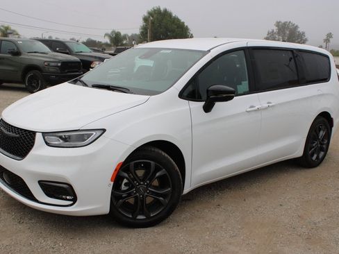 New 2026 Chrysler Pacifica Select image 1