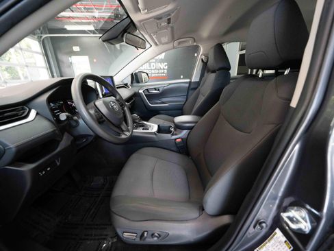 Used 2025 Toyota RAV4 XLE AWD/4WD image 9