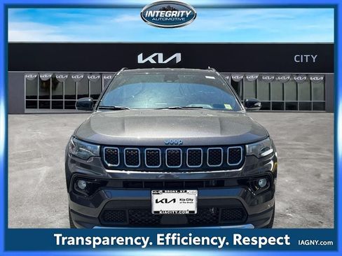 Used 2023 Jeep Compass Limited AWD/4WD image 2