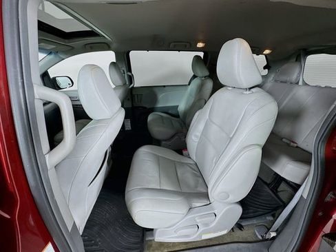 Used 2017 Toyota Sienna XLE image 25
