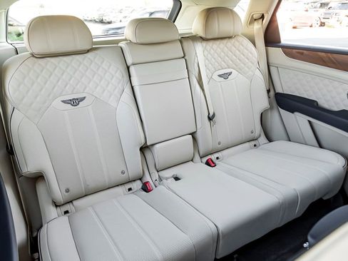 Used 2023 Bentley Bentayga AWD/4WD image 28