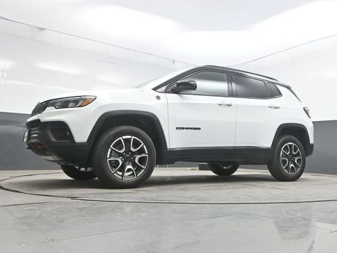 Used 2025 Jeep Compass Trailhawk AWD/4WD image 35