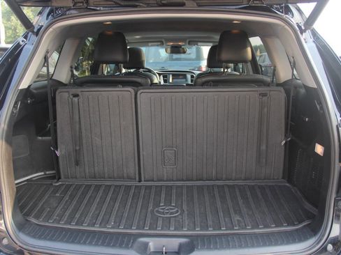 Used 2018 Toyota Highlander Limited AWD 4dr SUV image 11