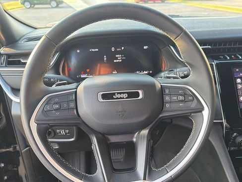 Used 2024 Jeep Grand Cherokee Laredo AWD/4WD image 19