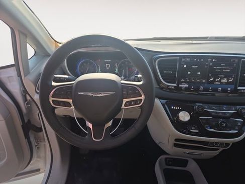 Used 2023 Chrysler Pacifica Touring-L FWD image 10
