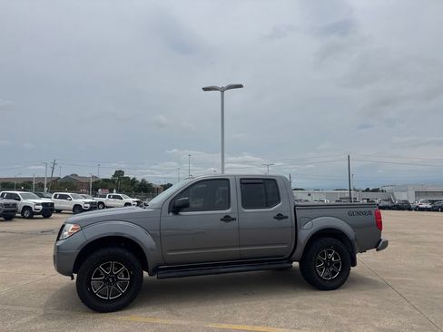 Certified 2020 Nissan Frontier SV w/ Midnight Edition Floor Mats RWD image 12