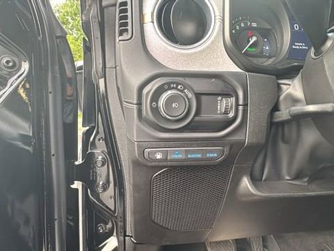 Used 2025 Jeep Wrangler Unlimited Sahara w/ Safety Group AWD/4WD image 15