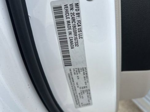 Used 2024 Chrysler Pacifica Touring-L image 7