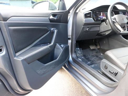 Used 2024 Volkswagen Jetta SE FWD image 10