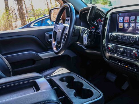 Used 2018 Chevrolet Silverado 1500 LT w/ Midnight Edition image 24